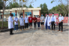 Bác sĩ: Hoàng Quốc Thái (bìa trái), Phó giám đốc Trung tâm Y tế huyện Hớn Quản; đại diện BCĐ trao Quyết định hoàn thành cách ly Y tế phòng chống dịch Covid-19 cho các công dân.