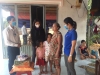 Hội Liên hiệp thanh niên Việt Nam phối hợp với Hội Chữ thập đỏ huyện Phú Riềng tặng quà các hộ khó khăn bị ảnh hưởng bởi dịch Covid-19.