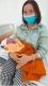 Chị Nguyễn Thị Hoa (34 tuổi), thường trú tại ấp Ruộng 3, xã Quang Minh, huyện Chơn Thành người phát hiện và đang chăm sóc bé tại Trung tâm Y tế huyện Hớn Quản.