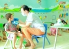 Cán bộ Trạm Y tế xã Bù Nho cho trẻ uống thuốc giun tại trường mẫu giáo Bù Nho.