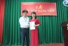 Đồng chí Bạch Sỹ Long - Bí thư Chi bộ trao quyết định kết nạp đảng cho đồng chí Nguyễn Thị Anh