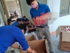 Chi đoàn Trung tâm Y tế huyện đang tiến hành làm mũ chắn giọt bắn và bàn giao tài liệu tuyên truyền phòng, chống dịch Covid-19 tại Trạm Y tế xã Phú Trung