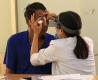 Bác sỹ: Đào Thị Phương Thúy – Trung tâm Y tế huyện Phú Riềng, đang tiến hành khám mắt cho người dân