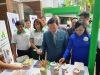 Bộ trưởng Bộ Y tế Nguyễn Thị Kim Tiến và Bộ trưởng Bộ TN&MT Trần Hồng Hà tham quan các gian hàng sản phẩm thân thiện với môi trường.