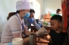 Cán bộ Trạm Y tế xã Phú Riềng đang triển khai tiêm vacxin phòng, chống bệnh bạch hầu cho trẻ tại địa bàn thôn Phú Thuận