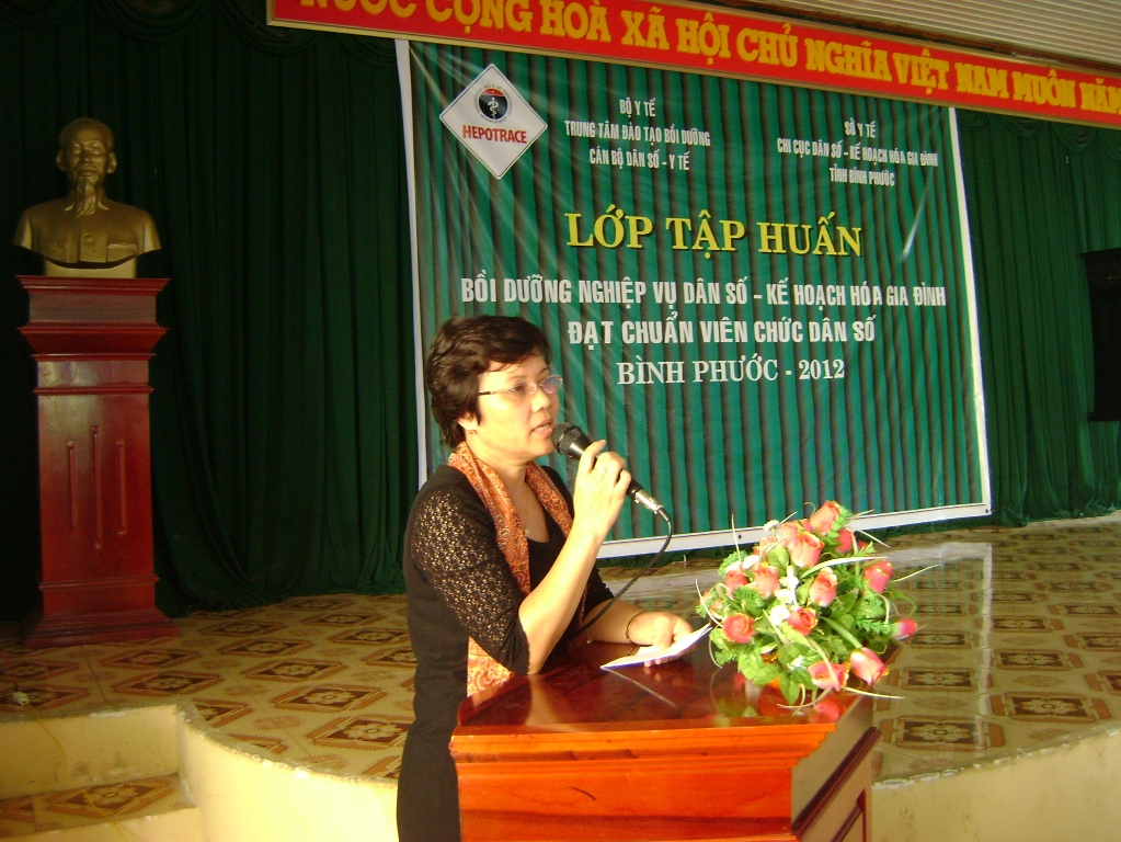 Bà Hoàng Thị Bích Hường - Giám đốc Trung tâm đào tạo phát biểu tại lớp tập huấn