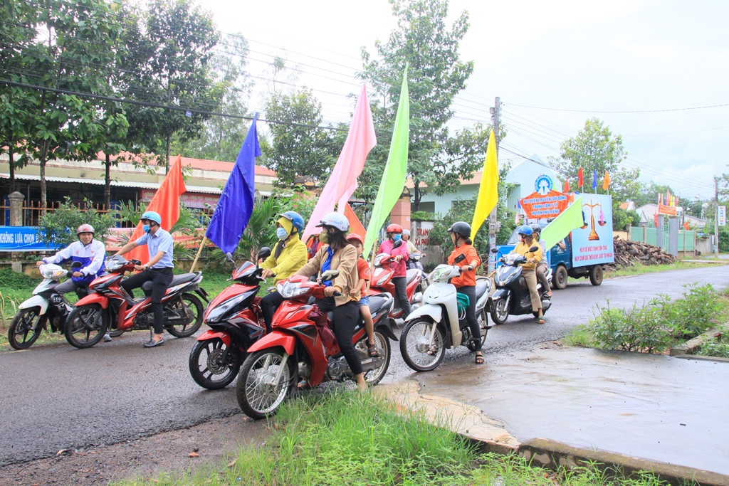 Trung tâm Y tế huyện Phú Riềng tổ chức tuyên truyền xe hoa lưu động trên địa bàn các xã triển khai Chiến dịch.