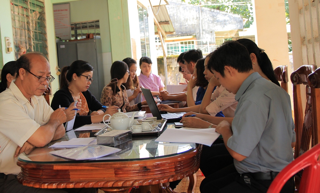 Đoàn giám sát Bộ tiêu chí Quốc gia về Y tế của Trung tâm Y tế huyện làm việc tại Trạm Y tế xã Phú Trung