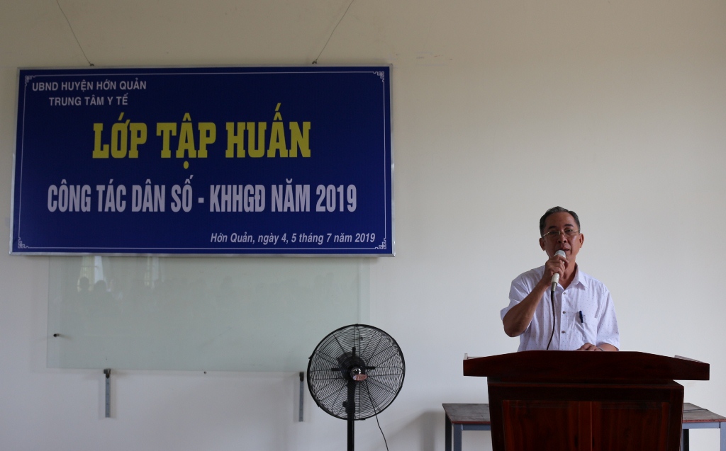 BS. CKI: Huỳnh Ngọc Huệ, PGĐ Trung tâm Y tế phát biểu khai mạc tại lớp tập huấn.