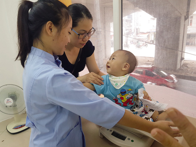 Kiểm tra cân nặng của trẻ tại Phòng khám Dinh dưỡng, Viện Y học ứng dụng Việt Nam