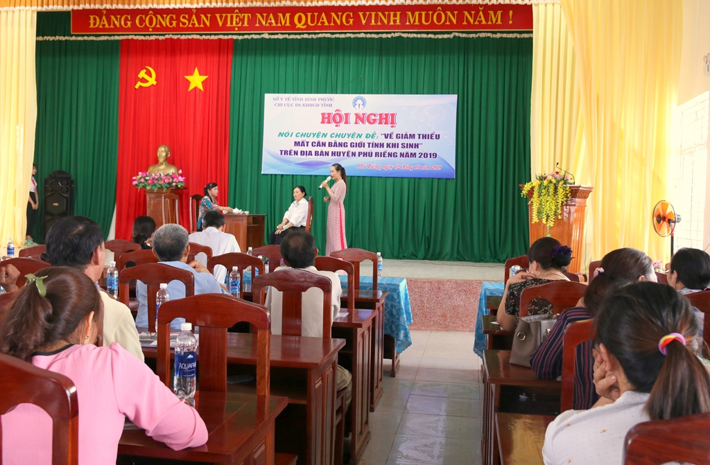 Cán bộ dân số xã Phú Trung đang tuyên truyền, vận động hộ gia đình tham gia thực hiện công tác DS-KHHGĐ trong tình huống giả định tại hội nghị