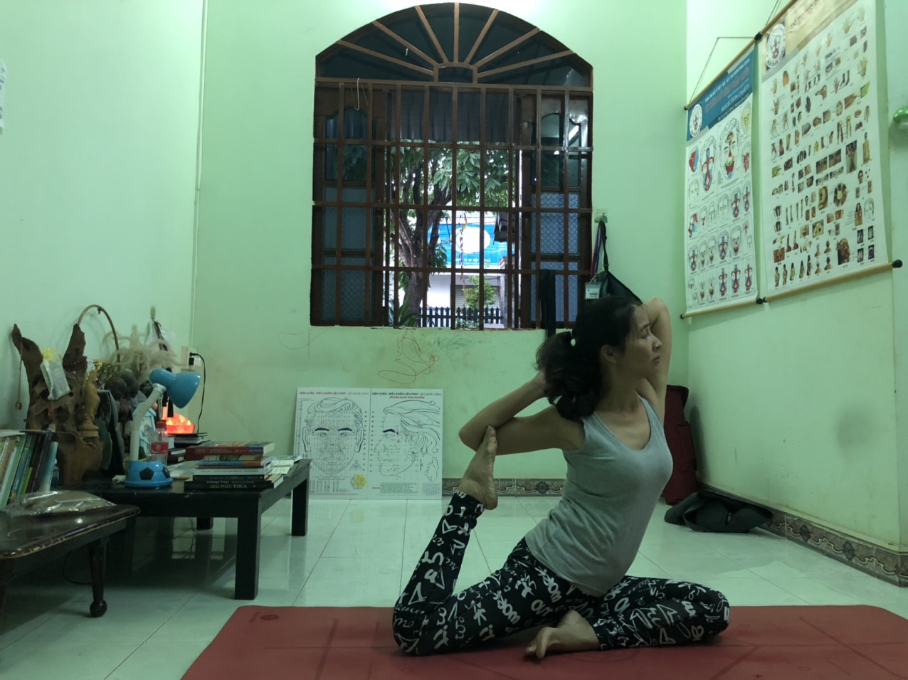 Chị Huyền rèn luyện sức khoẻ tập Yoga tại nhà