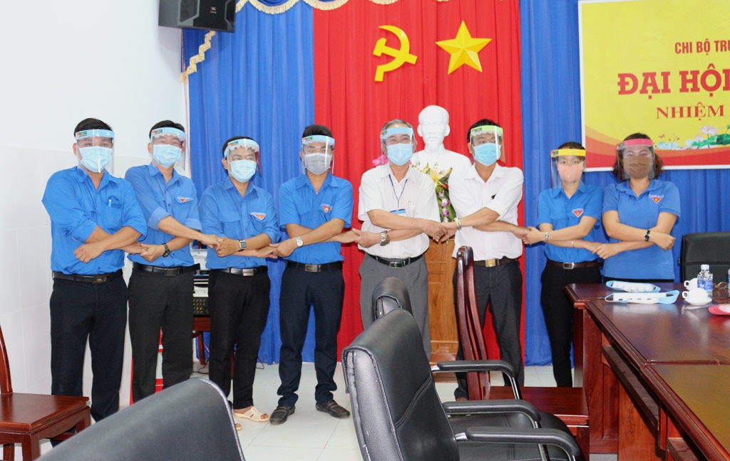 Xã Đoàn Tân Lợi trao tặng 200 mặt nạ phòng, chống dịch Covid-19 cho Trung tâm Y tế Hớn Quản
