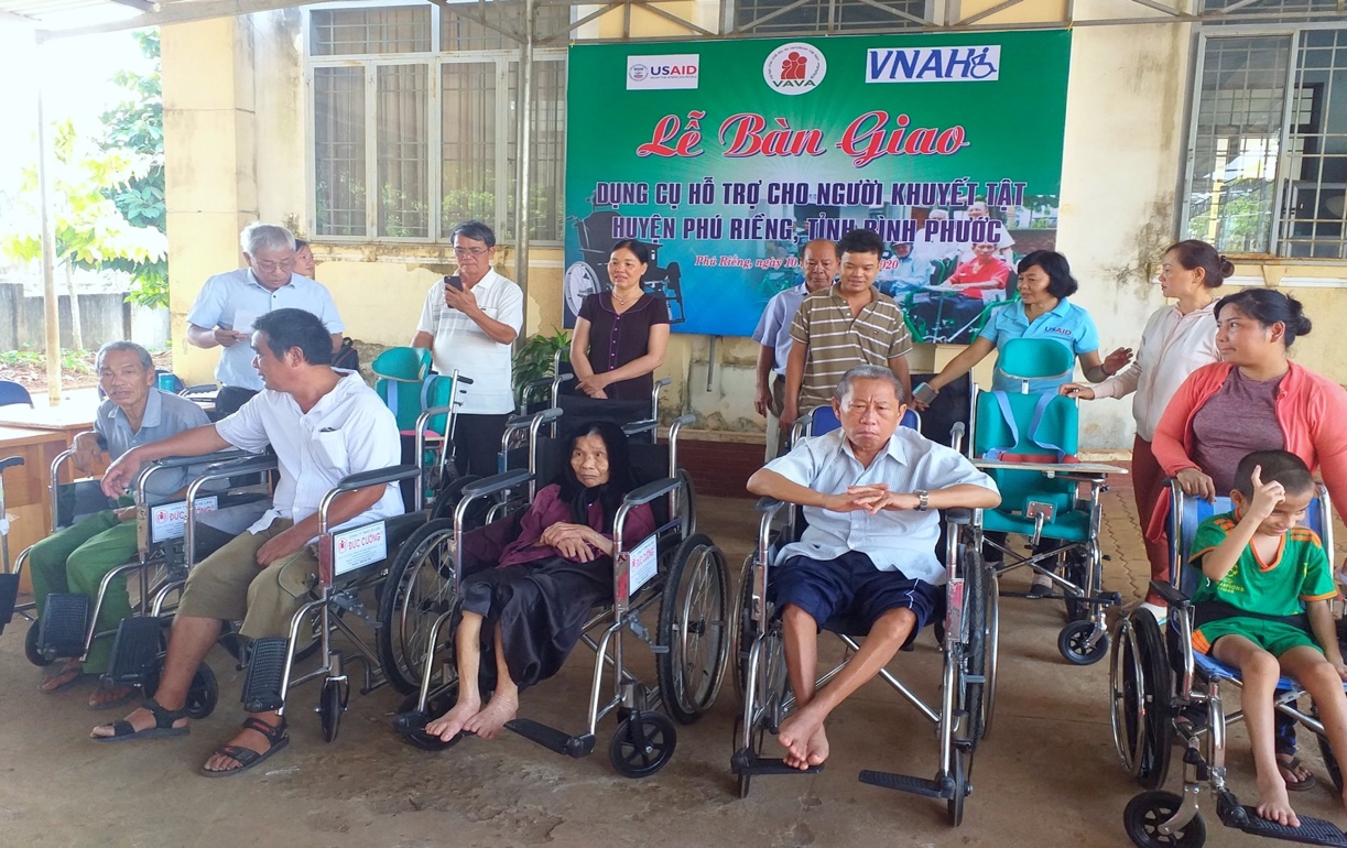Hội trợ giúp người khuyết tật Việt Nam (VNAH) cùng Ban giám đốc Trung tâm Y tế huyện trao tặng xe lăn cho người khuyết tật tịa Trung tâm Y tế huyện