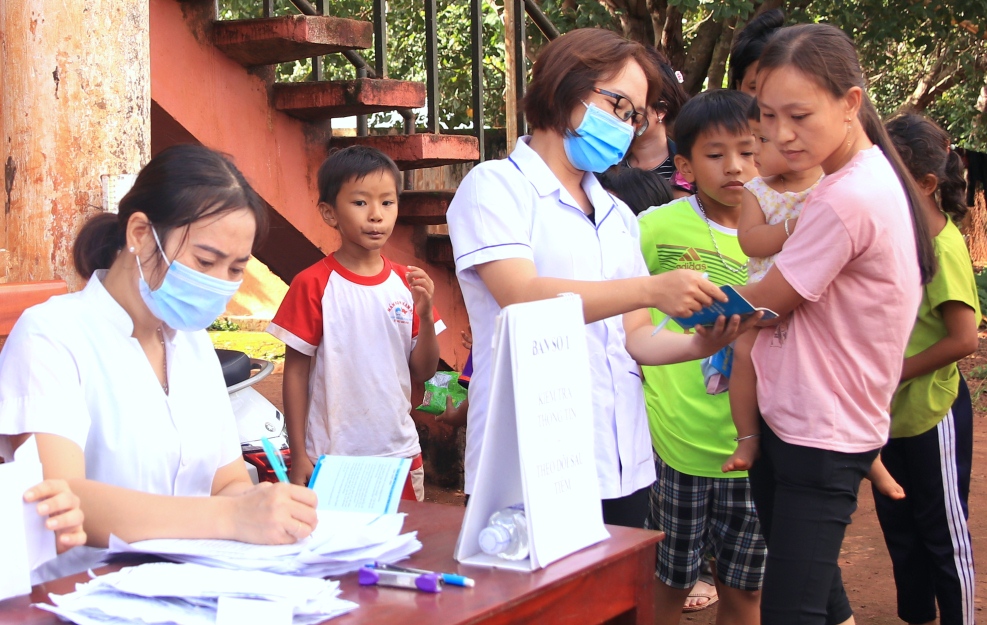 Cán bộ Trạm y tế xã Phú Riềng đang thực hiện công tác tư vấn người dân áp dụng biện pháp tránh thai.