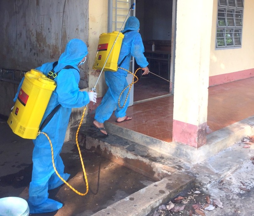 Cán bộ chương trình đang tiến hành phun hóa chất phòng, chống dịch sốt xuất huyết tại nhà dân trên địa bàn xã Long Bình.