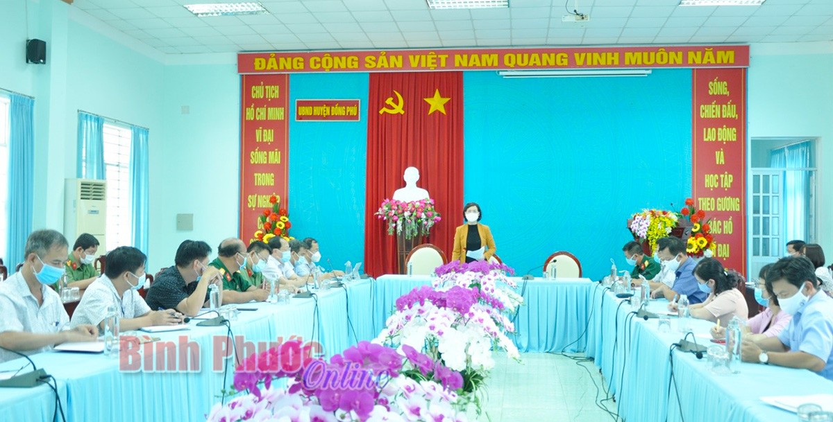 Ủy viên Ban Thường vụ Tỉnh ủy, Phó chủ tịch UBND tỉnh Trần Tuyết Minh yêu cầu huyện Đồng Phú cần phải nâng mức báo động phòng, chống dịch COVID-19