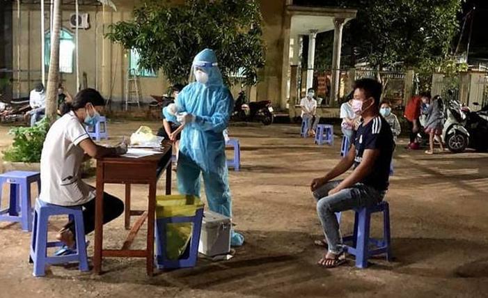 Hớn Quản: Trắng đêm lấy mẫu xét nghiệm cho 2.571 người dân xã Tân Hưng