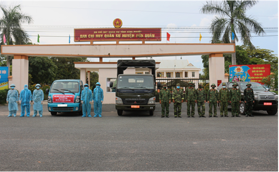 Lực lượng làm nhiệm vụ ra quân phun khử khuẩn phòng, chống dịch COVID-19 trên địa bàn thị trấn Tân Khai