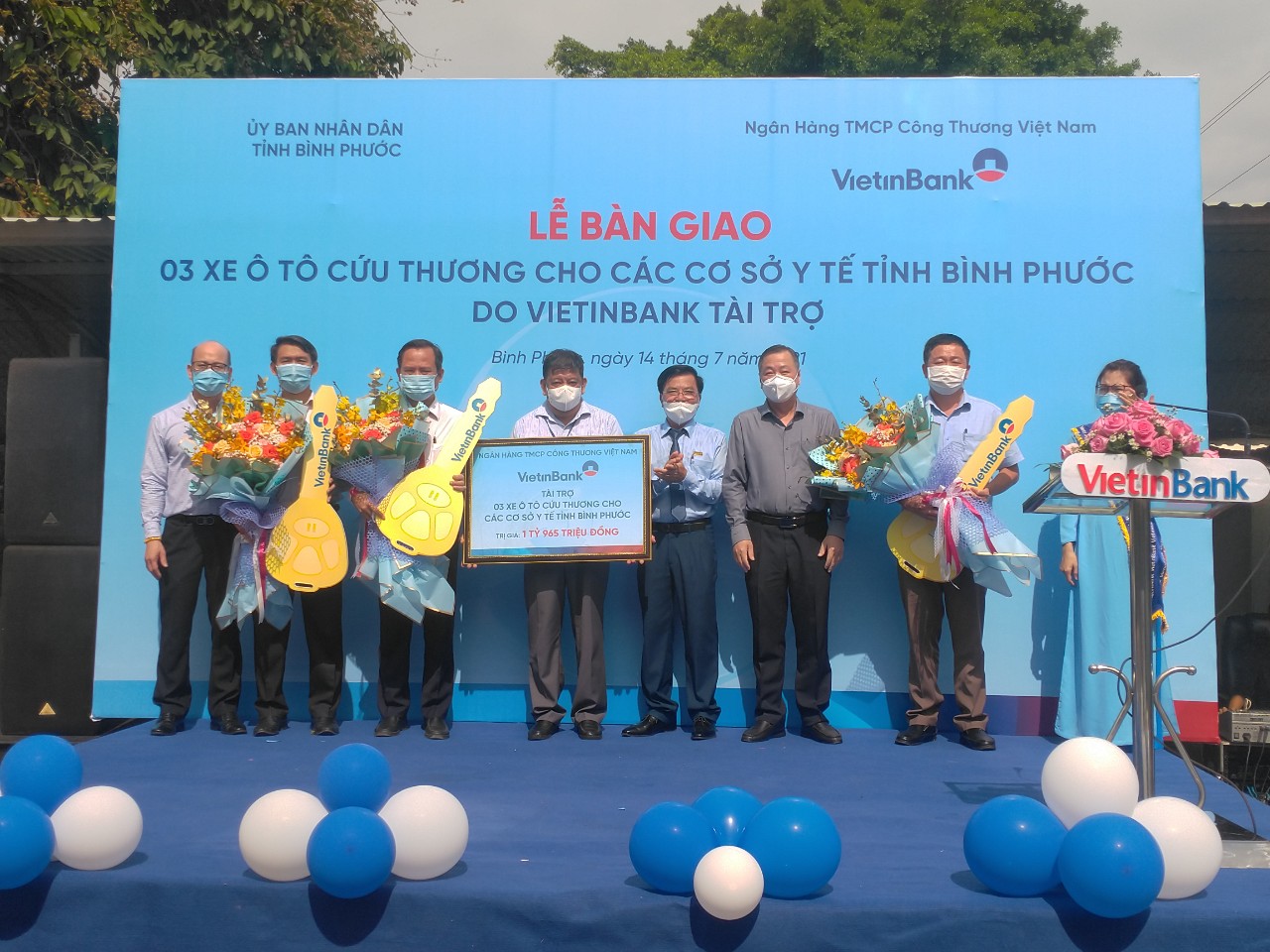 Ngân hàng Vietinbank tài trợ 3 xe ô tô cứu thương cho ngành Sở Y tế