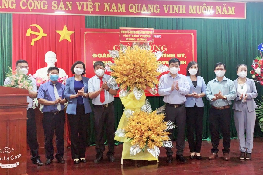 Ủy viên Trung ương Đảng, Bí thư Tỉnh ủy Nguyễn Mạnh Cường đã trao tặng lẵng hoa chúc mừng