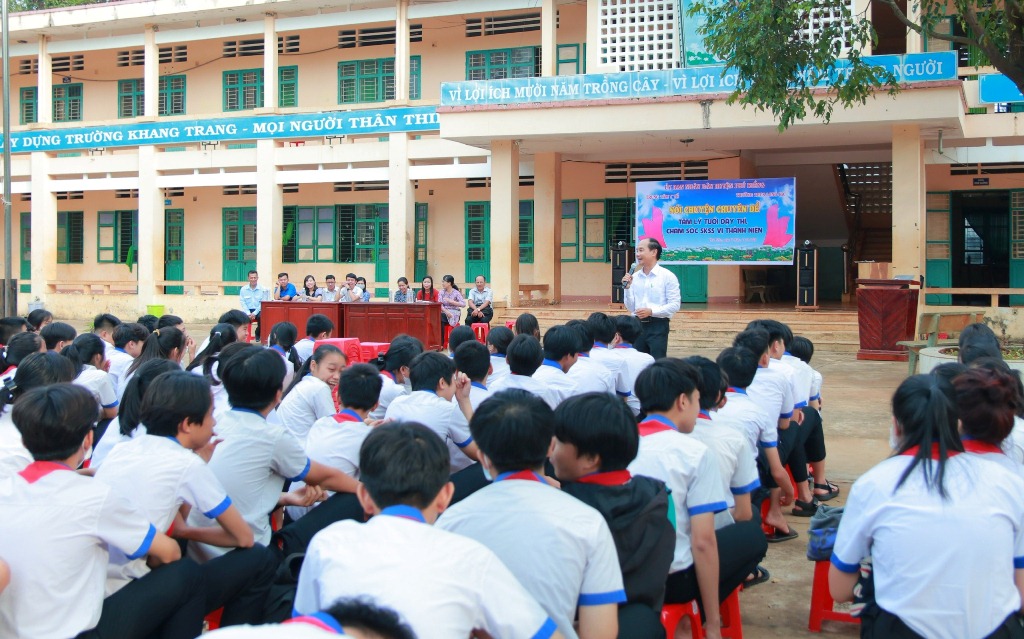 Phú Riềng: tổ chức chuyện chuyên đề “Chăm sóc sức khỏe sinh sản vị thành niên” cho các em học sinh trường THCS Long Hà