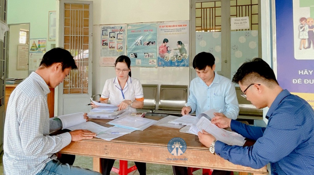 Đoàn giám sát làm việc tại Trạm Y tế xã Phú Riềng